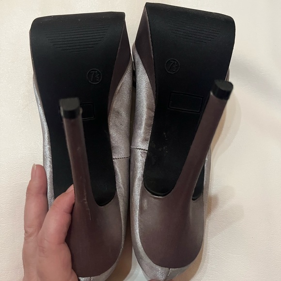 Never worn, Just Fab Gardenia platform heels. Silver/gray satin with bow. - Picture 4 of 6